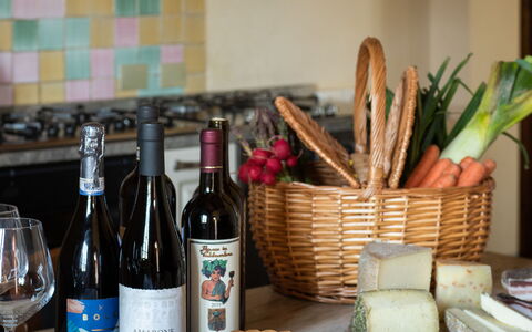 Villa Fabbri: Cibo, Tavolo, Tavola, Bottiglia, Piatto, Dishware, Vino, Ingrediente, Barware
