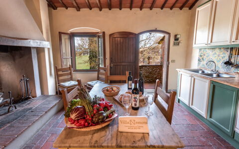Terrazza e Libreria: Proprietà, Tavolo, Mobilia, Cabinetry, Finestra, Lavandino Della Cucina, Legna, Divano, Lavello, Pianta Della Casa