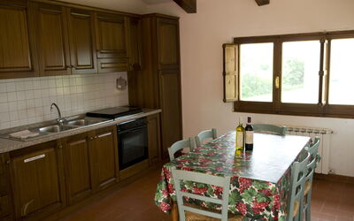 Fienile Giallo - Albicocco: Cabinetry, Proprietà, Mobilia, Controsoffitto, Lavello, Lavandino Della Cucina, Costruzione, Finestra, Rubinetto, Cucina