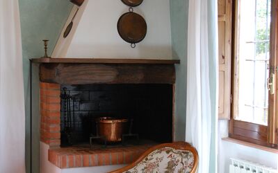 Fienile Giallo - Melo: Proprietà, Legna, Finestra, Interior Design, Focolare, Architettura, Soggiorno, Pavimentazione, Pavimento, Comfort