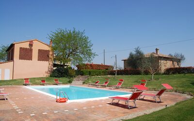 Agriturismo Vallone a Cabbiavoli: Cielo, Acqua, Proprietà, Pianta, Piscina, Albero, Costruzione, Shade, Mobili Da Esterno, Sedia