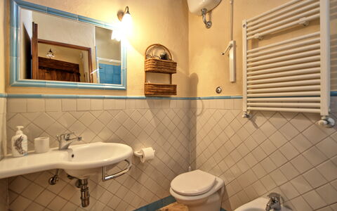 I Glicini: Mirror, Sink, Bathroom Sink, Property, Plumbing Fixture, Tap, Bathroom, Purple, Interior Design, Architecture