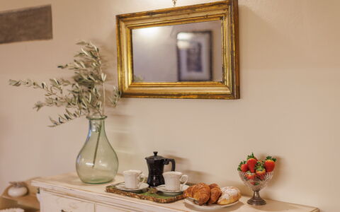 Marlene House: Cornice, Mobilia, Proprietà, Cibo, Tavola, Pianta, Interior Design, Dishware, Vaso, Tavolo