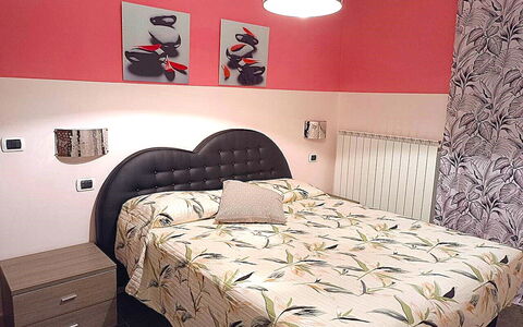Ai Cuori: Camera Da Letto, Mobilia, Lenzuolo, Letto, Interior Design, Bedding, Tessile, Biancheria, Pavimento, Pavimentazione