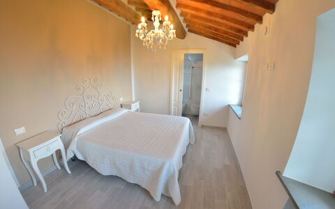 Villa Orchidea: Camera, Proprietà, Camera Da Letto, Mobilia, Letto, Costruzione, Pavimento, Interior Design, Attico, Soffitto