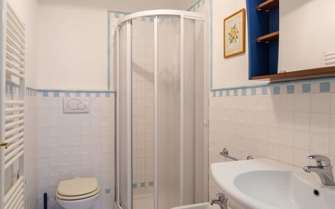 Anita: Bathroom, Property, Room, Tile, Interior Design, Real Estate, Architecture, House, Plumbing Fixture, Building