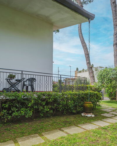 Patrizia: Plant, Property, Sky, Cloud, Architecture, Land Lot, Shade, Grass, Residential Area, Urban Design