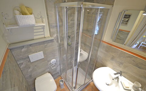 Appartamento Maccari: Proprietà, Bagno, Camera, Casa, Bicchiere, Idraulico Fixture, Interior Design, Pavimento, Piastrella