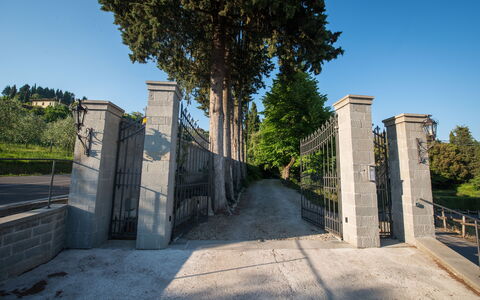 Il Marchese Di Ronta: Parete, Architettura, Albero, Cielo, Costruzione, Vacanza, Luce Del Sole, Sito Storico, Casa, Ombra
