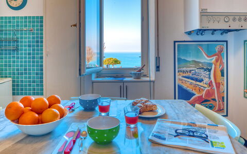 Apartment Mare Bello - Levanto: Blu, Camera, Turchese, Proprietà, Arancia, Aqua, Azzurro, Interior Design, Tavolo, Casa