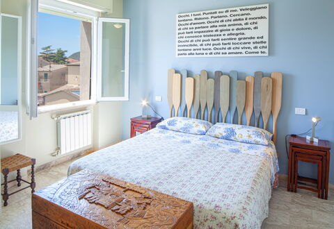 Giulia Apartment 2 - Levanto: Mobilia, Proprietà, Blu, Azzurro, Legna, Comfort, Finestra, Interior Design, Tavolo, Architettura