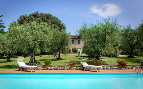 Casa Tonio: Acqua, Paesaggio Naturale, Cielo, Piscina, Verde, Proprietà, Albero, Giorno, Estate, Casa