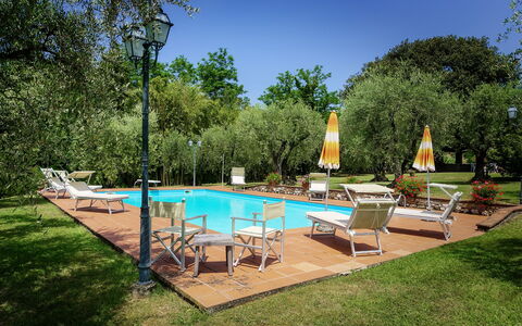 Casa Tonio: Piscina, Proprietà, Backyard, Immobiliare, Casa, Tempo Libero, Estate, Erba, Casa, Albero