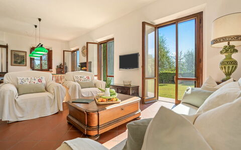 La Fonte: Mobilia, Interior Design, Pavimentazione, Sedia, Camera, Tavolo, Pavimento, Divano, Soggiorno, Soffitto