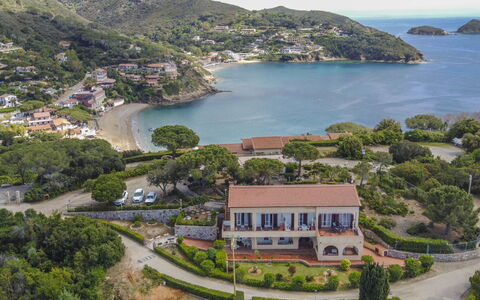 Capoliveri 671: Acqua, Risorse Idriche, Pianta, Cielo, Costruzione, Azzurro, Montagna, Albero, Costiera E Morfologie Oceanic, Lago