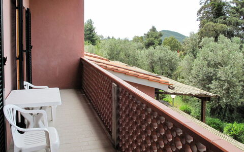Lacona 615: Proprietà, Tetto, Casa, Parete, Immobiliare, Balcone, Camera, Costruzione, Corrimano, Architettura