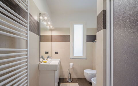 Zia Maria: Proprietà, Lavello, Idraulico Fixture, Specchio, Rubinetto, Legna, Bagno, Interior Design, Costruzione