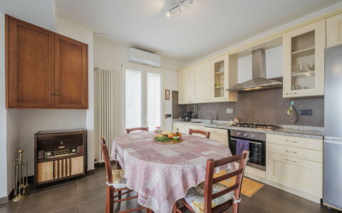 Zia Maria: Cabinetry, Mobilia, Proprietà, Controsoffitto, Legna, Tavolo, Cucina, Illuminazione, Interior Design, Pavimentazione