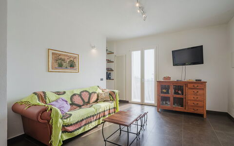 Zia Maria: Mobilia, Proprietà, Divano, Cornice, Costruzione, Tavolo, Legna, Cabinetry, Soggiorno, Libreria