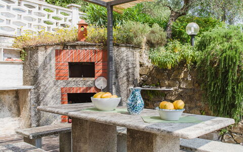 Casa Nueva: Mobilia, Mobili Da Esterno, Vaso Di Fiori, Giardino, Tavolo Esterno, Shade, Sedia, Pianta Della Casa, Landscaping, Backyard