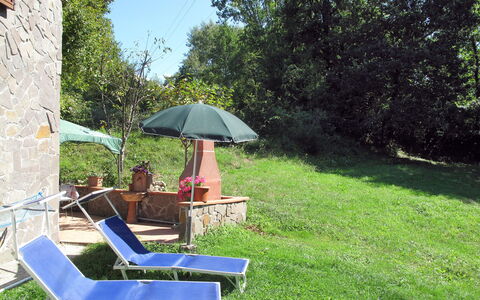 Grande Quercia: Grass, Yard, Backyard, Outdoor Furniture, Lawn, Table, Tree, Furniture, Cottage, Garden