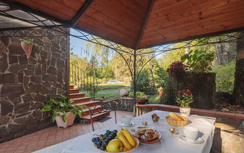 Grande Quercia: Table, Food, Plant, Tableware, Property, Furniture, Flowerpot, Shade, Outdoor Furniture, Interior Design