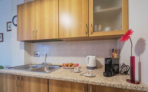 Anna: Cabinetry, Proprietà, Controsoffitto, Mobilia, Lavandino Della Cucina, Rubinetto, Lavello, Legna, Cucina, Interior Design