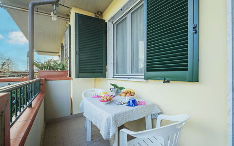 Anna: Proprietà, Finestra, Tavolo, Costruzione, Shade, Interior Design, Legna, Sedia, Finestra Cieca, Mobili Da Esterno