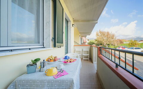 Anna: Tavolo, Mobilia, Proprietà, Finestra, Pianta, Cielo, Costruzione, Interior Design, Architettura, Shade