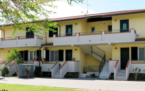 Anna: Pianta, Costruzione, Proprietà, Finestra, Cielo, Architettura, Lotto, Albero, Urban Design