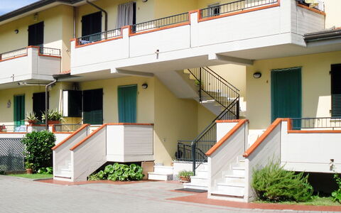 Anna: Proprietà, Casa, Costruzione, Casa, Immobiliare, Zona Residenziale, Architettura, Appartamento, Balcone, Facciata