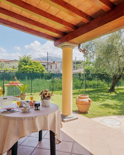 Colli: Plant, Property, Table, Flowerpot, Building, Sky, Tableware, Shade, Interior Design, Tree