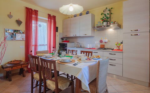 Giuliana: Tavolo, Mobilia, Cabinetry, Controsoffitto, Finestra, Sedia, Interior Design, Legna, Cucina, Pavimento