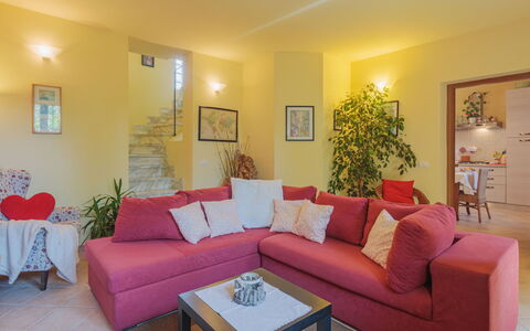 Giuliana: Tavolo, Divano, Proprietà, Mobilia, Pianta, Decorazione, Soggiorno, Illuminazione, Architettura, Viola