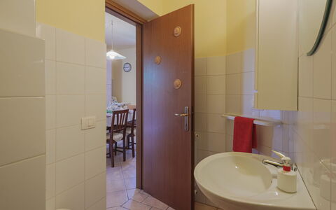 Giuliana: Specchio, Proprietà, Rubinetto, Lavello, Idraulico Fixture, Lavandino Del Bagno, Bagno, Costruzione, Interior Design, Architettura