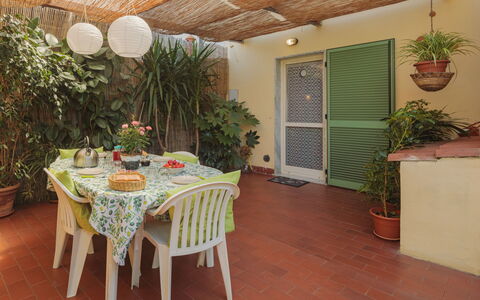 Giuliana: Pianta, Proprietà, Tavolo, Mobilia, Legna, Sedia, Interior Design, Pianta Della Casa, Vaso Di Fiori, Architettura