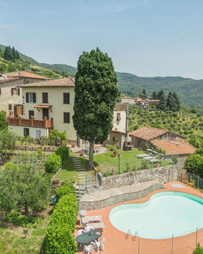 Sara: Water, Sky, Plant, Building, Tree, Land Lot, Natural Landscape, Urban Design, Mountain, Swimming Pool