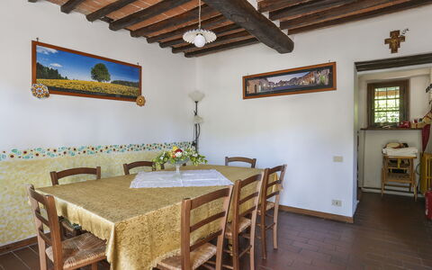 Girasole: Tavolo, Cornice, Mobilia, Pianta, Proprietà, Legna, Sedia, Interior Design, Pavimento, Pavimentazione