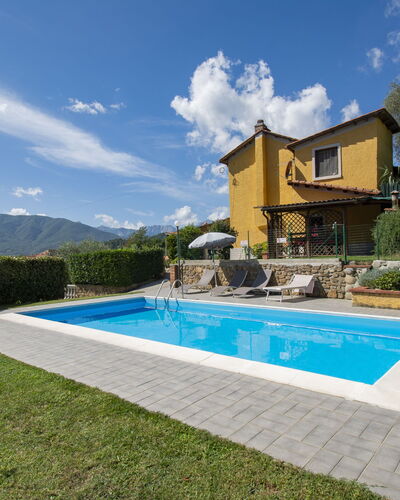 Michael e Patrick: Cloud, Plant, Sky, Building, Swimming Pool, Window, Tree, Rectangle, Grass, Residential Area
