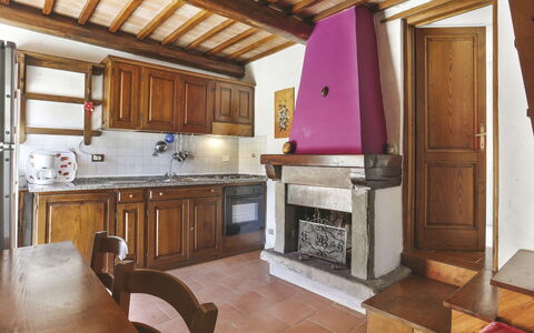 Castagneto: Cabinetry, Controsoffitto, Mobilia, Cucina, Legna, Cassetto, Lavello, Interior Design, Pavimentazione, Viola