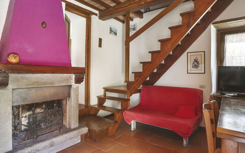 Castagneto: Proprietà, Costruzione, Legna, Finestra, Interior Design, Pavimento, Pavimentazione, Casa, Soggiorno, Parete