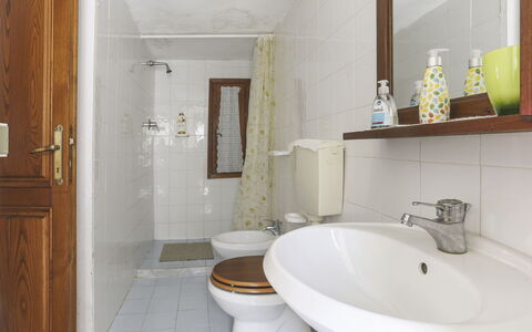 Castagneto: Specchio, Rubinetto, Idraulico Fixture, Lavello, Proprietà, Fotografia, Lavandino Del Bagno, Bagno, Viola, Interior Design