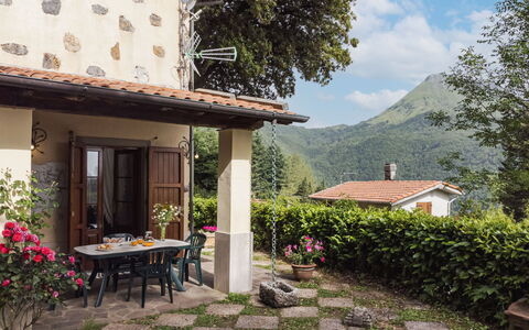 La Quercia: Plant, Cloud, Building, Property, Sky, Flower, Table, Flowerpot, Window, Tree