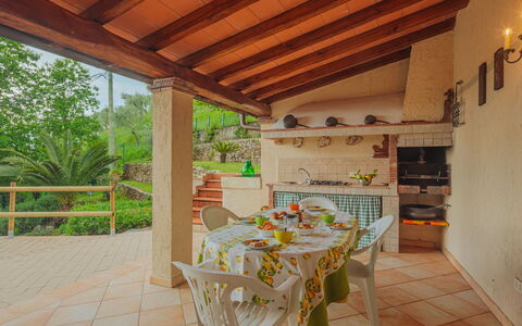 Alba: Tavolo, Pianta, Mobilia, Proprietà, Sedia, Costruzione, Legna, Portico, Mobili Da Esterno, Interior Design