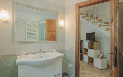 Alba: Specchio, Proprietà, Idraulico Fixture, Lavello, Rubinetto, Bagno, Lavandino Del Bagno, Interior Design, Costruzione, Legna