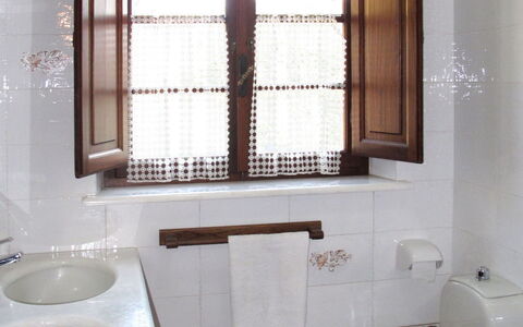 Villetta degli Orti: Brown, Property, Plumbing Fixture, Toilet Seat, White, Bathroom Sink, Bathroom, Black, Purple