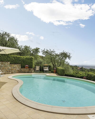 Villa i Cipressi: Water, Cloud, Sky, Water Resources, Property, Swimming Pool, Plant, Azure, Tree, Shade