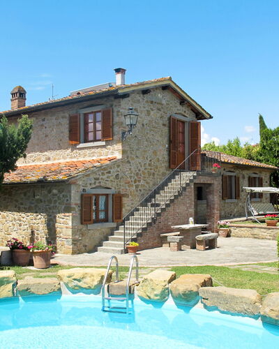 Casa Clotilde: Plant, Building, Sky, Water, Window, Property, Tree, House, Swimming Pool, Residential Area