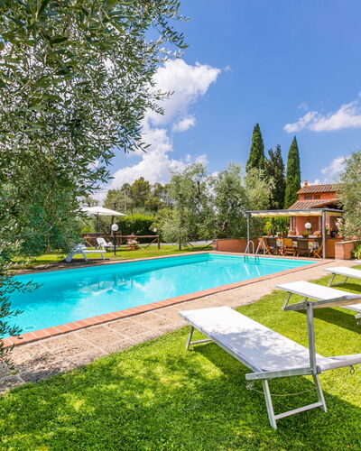 Casale L'Uliveta: Cloud, Water, Plant, Sky, Furniture, Swimming Pool, Tree, Outdoor Furniture, Building, Shade