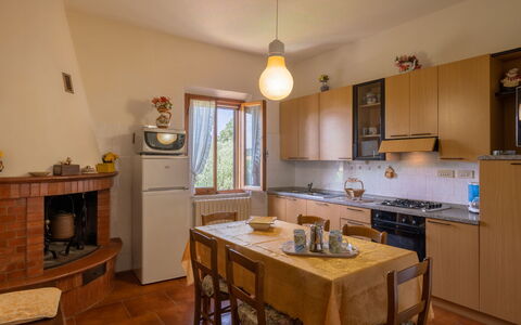 San Piero: Controsoffitto, Cabinetry, Proprietà, Lavello, Mobilia, Lavandino Della Cucina, Tavolo, Rubinetto, Cucina, Legna